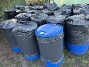 Beczka plastikowa z dwoma korkami wlewami na wodę ogrodowa 220L