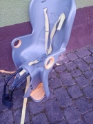 fotelik rowerowy dla dziecka z pasem bezpieczeństwa.