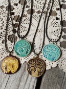 Ceramiczny wisior lunula, rękodzieło 