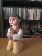 Chłop borowiacki modlący rzeźba drewniana