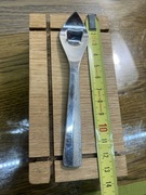 otwieracz do kapsli, artystyczna forma, metalowy, uzywany, oplywowy ksztalt