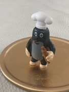 Ładna figurka Krecik kucharz