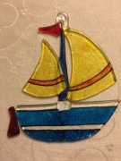 Szklany witrażyk do zawieszenia żaglówka
