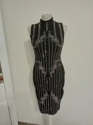 Sukienka czarna z dzianiny taliowana cekinami o pięknym wzorze. D181