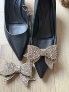 Złote eleganckie klipsy do butów