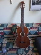 Stara gitara z lat 20