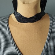 Czarny elastyczny choker Mango – modny naszyjnik damski na prezent Święta