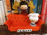 Kanapa z Friends. Stojak pod figurki z McDonald