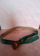 Zielony pasek z ozdobną klamrą