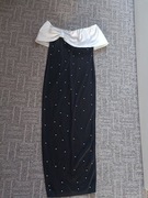 Długa czarna sukienka z perełkami i kokardą 