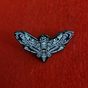 pin metalowy przypinka Zmierzchnica Trupia Główka