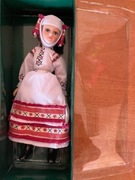 Lalka w stroju regionalnym z porcelany