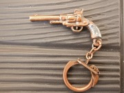 Brelok rewolwer kapiszonowy breloczek czarnoprochowiec metal PRL BDB