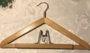 Drewniany wieszak na garnitur