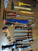 Różne nqrzędzia: piły, pilniki, pilniczki itd