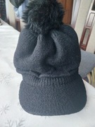 Czapka z daszkiem i pomponem