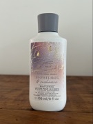 Bath & Body Works Snowflakes & Cashmere balsam do ciała 236 ml
