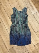 Urocza sukienka r. S satyna odkryte plecy