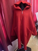 Czerwony płaszczyk damski z kapturem