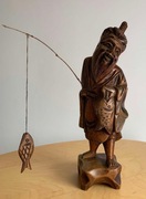 Stara rzeźba wędkarz wędka ryba