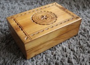 Mała skrzynka z jasnego drewna vintage