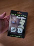 „Świecące w ciemności kostki miłosne – gra dla par 