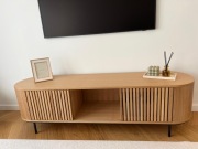 Dębowa szafka rtv lamele ekskluzywna nowoczesna zaokrąglana fornir drewno