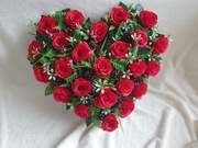 stroik serce serduszko duży czerwone róże różyczki wieniec na grób cmentarz