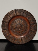 Ręcznie zdobiony talerz dekoracyjny PRL – drewno i metal, lata 60/70