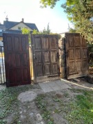 Drewniane drzwi garażowe[brama] z pięknymi okuciami + drzwi wejściowe