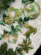 Zestaw świątecznych ozdób z żywicy epoksydowej – zielono-złoty