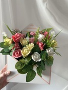 Bukiet prezentowy z kwiatów mydlanych. flower box