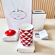 PRADA  Swieczka Zapachowa z Wosku Pszczelego w Bialo-Czerwonej Porcelanie