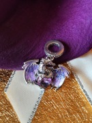 Srebrny charms dwustronny smok fioletowy, zawiera próbę S925 