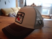 Czapka z daszkiem z siatką.