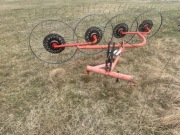 Przetrząsaczo-zgrabiarka 4 gwiazdowa do siana