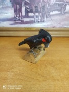 Ręcznie rzeźbiona figurka – czarna papuga (kakadu) z drewna