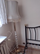 Stojąca lampa z porcelanowymi elementami PRL