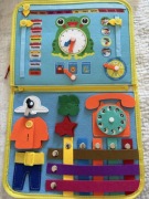 Edukacyjna mata Montessori / Busy Board – książeczka sensoryczna dla dzieci