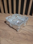 nowa szklana popielnica kwadratowa na metalowych nóżkach 