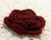 Kwiatek RÓŻA buraczkowy, włóczka 