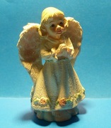 figurka ceramiczna - Aniołek stojący