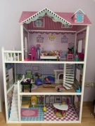 Drewniany domek dla lalek