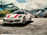 Obraz z puzzli w antyramie.