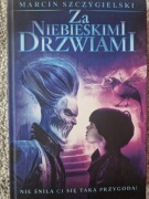 Za niebieskimi drzwiami Marcin Szczygielski