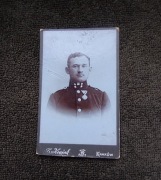 Mężczyzna w mundurze kartonik Kryjak Kraków 