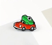 Pin broszka żabka na samochodzie 