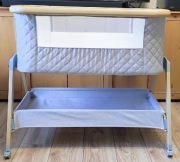 Łóżeczko dostawne, wolnostojące z półeczką.