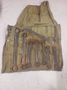 Stare polskie klucze płasko oczkowe, zestaw w pokrowcu 