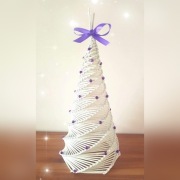 Choinka z papieru z fioletowymi dodatkami - wiklina papierowa